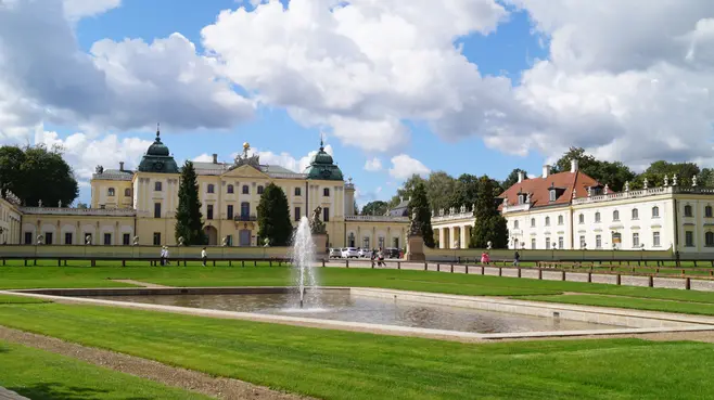 Na zdjęciu widoczny jest Pałac Branickich w Białymstoku, rezydencja magnacka zbudowana w stylu barokowym.  Pałac określa się Polskim Wersalem, Wersalem Podlasia, a także  Wersalem Północy. Jest siedzibą Uniwersytetu Medycznego w  Białymstoku.